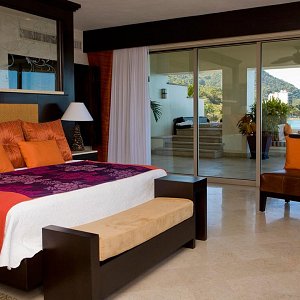 master-bedroom-oceanfront-penthouse-residences-puerto-vallarta_3