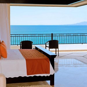master-bedroom-oceanfront-penthouse-residences-puerto-vallarta_4