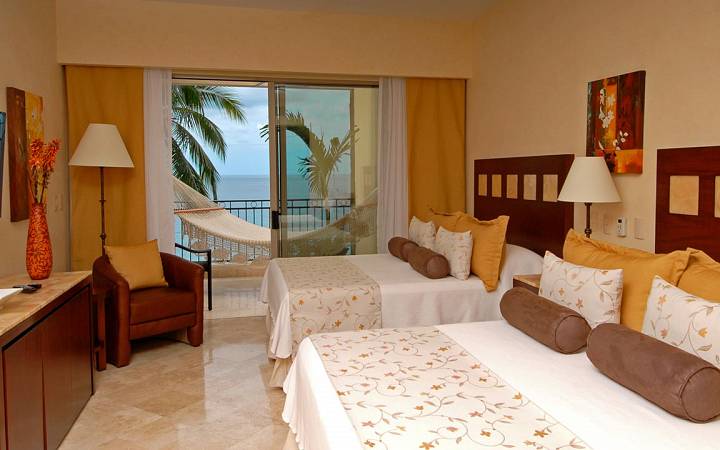 Secondary Bedroom - Oceanfront Residence